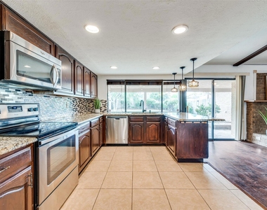 2209 Travis Drive - Photo Thumbnail 5