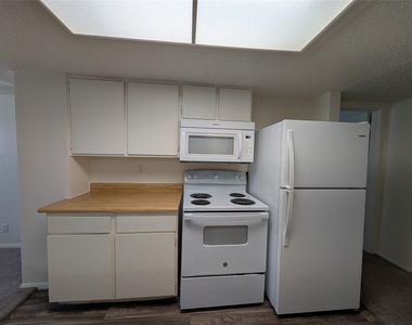 7431 Holly Hill Drive - Photo Thumbnail 6