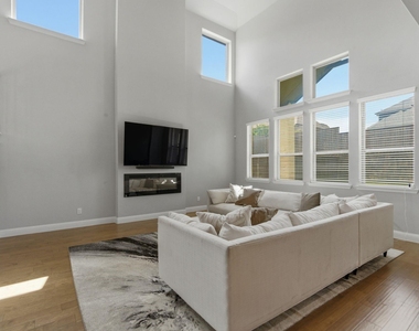 9607 Maple Hill Lane - Photo Thumbnail 7