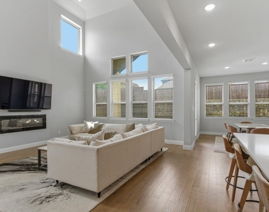 9607 Maple Hill Lane - Photo Thumbnail 6