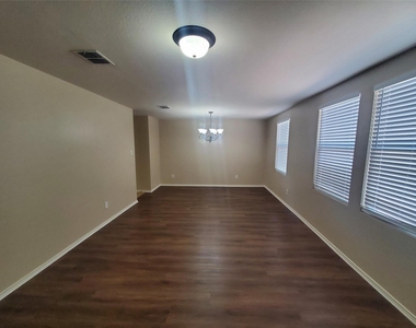 2512 Comstock Lane - Photo Thumbnail 5