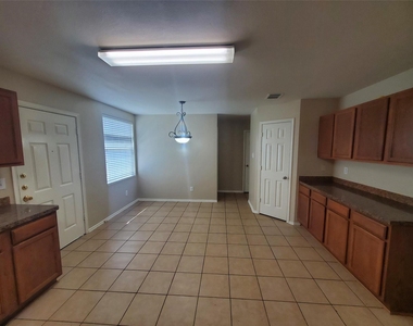 2512 Comstock Lane - Photo Thumbnail 9