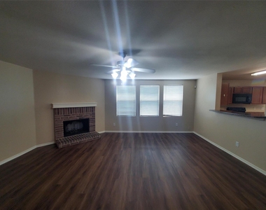 2512 Comstock Lane - Photo Thumbnail 2