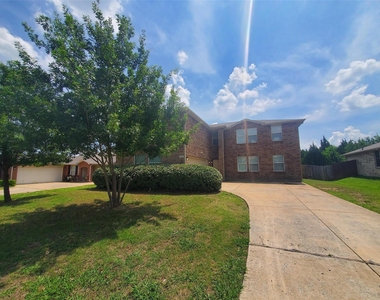 2512 Comstock Lane - Photo Thumbnail 1