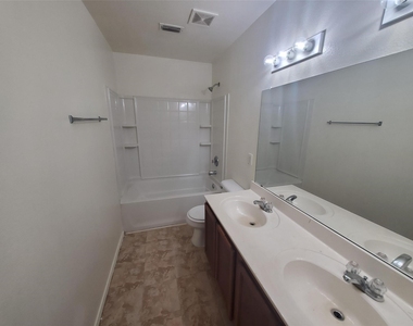 2512 Comstock Lane - Photo Thumbnail 8