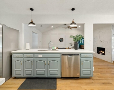 1402 Tiffany Forest Lane - Photo Thumbnail 10