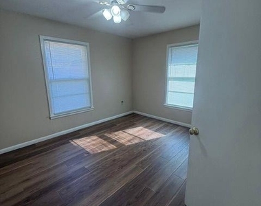 2349 S 35th Street - Photo Thumbnail 3