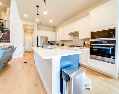 707 Gatecrest Drive - Photo Thumbnail 5