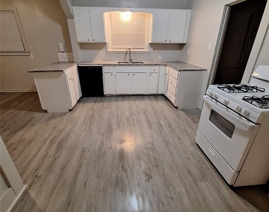 1142 Grape Street - Photo Thumbnail 7