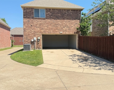 2108 Harris Place - Photo Thumbnail 2