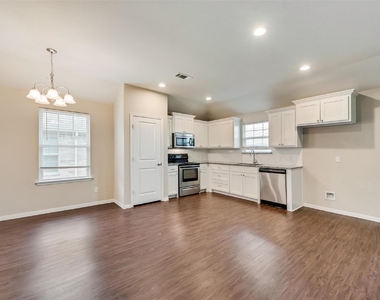 3318 Brookstone Drive - Photo Thumbnail 4