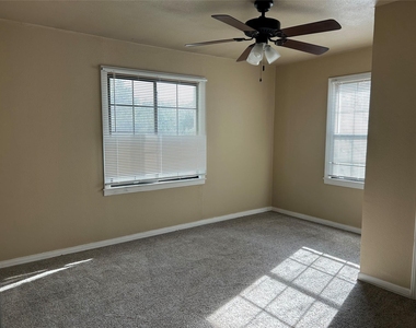 2210 Vine Street - Photo Thumbnail 8