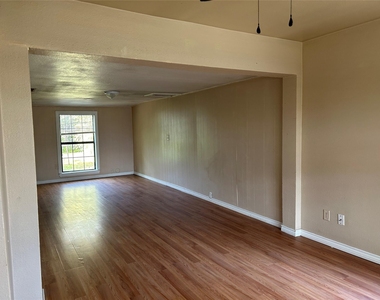 2210 Vine Street - Photo Thumbnail 3