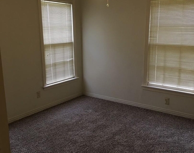 1009 Locust Street - Photo Thumbnail 12