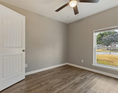 524 Cole Avenue - Photo Thumbnail 5