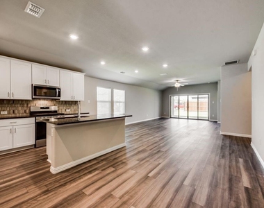 605 Cedar Springs Drive - Photo Thumbnail 8