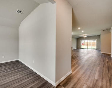 605 Cedar Springs Drive - Photo Thumbnail 3