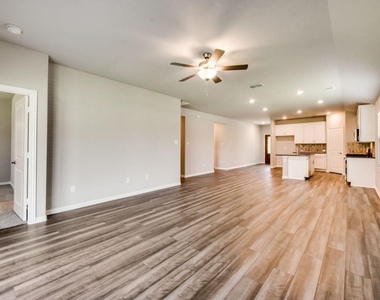 605 Cedar Springs Drive - Photo Thumbnail 7