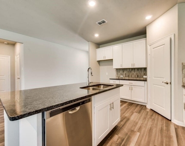 605 Cedar Springs Drive - Photo Thumbnail 14
