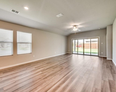 605 Cedar Springs Drive - Photo Thumbnail 5