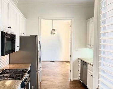 4504 Bowser Avenue - Photo Thumbnail 9