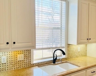 4504 Bowser Avenue - Photo Thumbnail 7