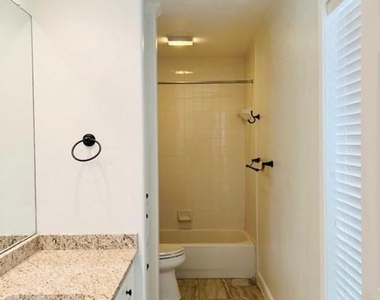 4504 Bowser Avenue - Photo Thumbnail 3
