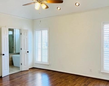 4504 Bowser Avenue - Photo Thumbnail 15