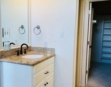 4504 Bowser Avenue - Photo Thumbnail 16