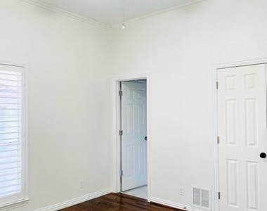 4504 Bowser Avenue - Photo Thumbnail 17