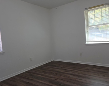 714 Timberlake Circle - Photo Thumbnail 9