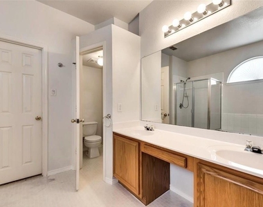 313 Londonderry Lane - Photo Thumbnail 15