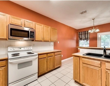 313 Londonderry Lane - Photo Thumbnail 6