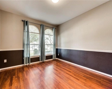 313 Londonderry Lane - Photo Thumbnail 4
