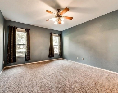 313 Londonderry Lane - Photo Thumbnail 13