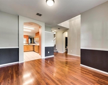 313 Londonderry Lane - Photo Thumbnail 5