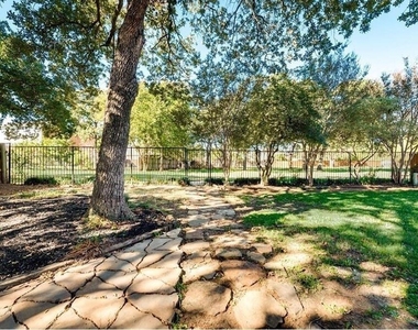 313 Londonderry Lane - Photo Thumbnail 25