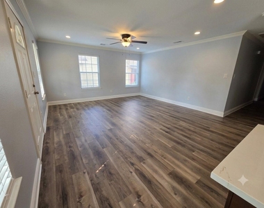 914 17th Street - Photo Thumbnail 4