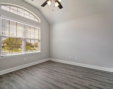 211 Jacaranda Drive - Photo Thumbnail 4