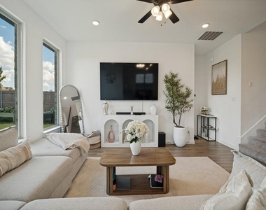 733 Grand Dale Drive - Photo Thumbnail 5