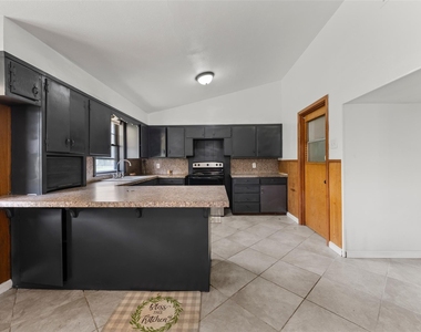 308 Catalina - Photo Thumbnail 7