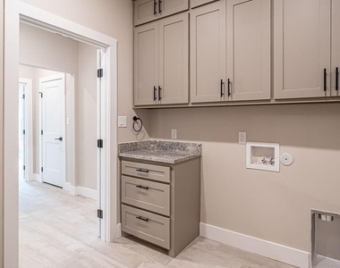 2204 Salina Circle - Photo Thumbnail 15