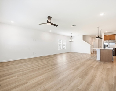 2109 Maple Ridge Drive - Photo Thumbnail 9