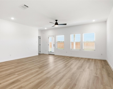 2109 Maple Ridge Drive - Photo Thumbnail 12