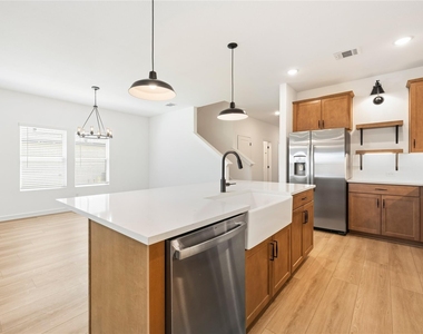 2109 Maple Ridge Drive - Photo Thumbnail 7
