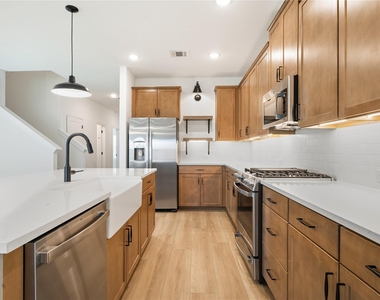 2109 Maple Ridge Drive - Photo Thumbnail 8