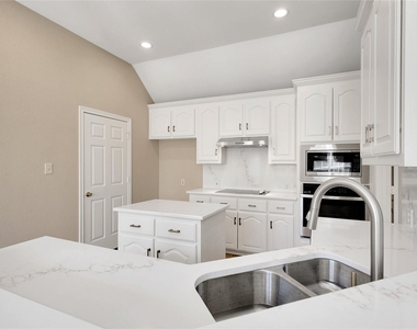 7042 Aspen Creek Lane - Photo Thumbnail 10