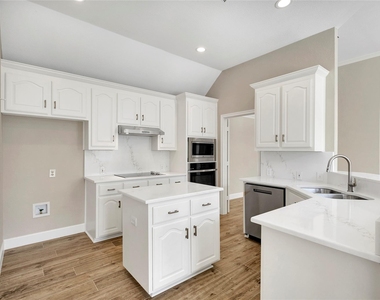 7042 Aspen Creek Lane - Photo Thumbnail 11