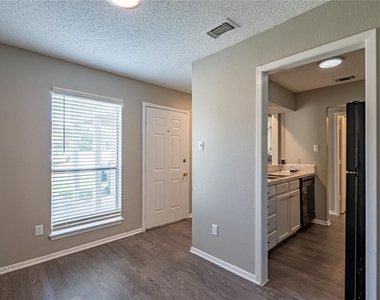 808 Treadwell Court - Photo Thumbnail 7