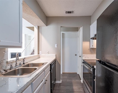 808 Treadwell Court - Photo Thumbnail 9